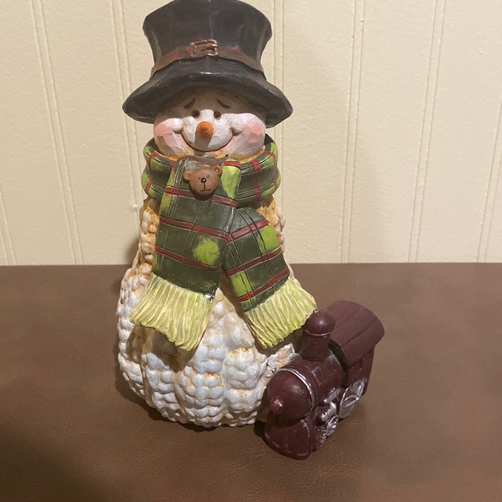 Snowmen statue